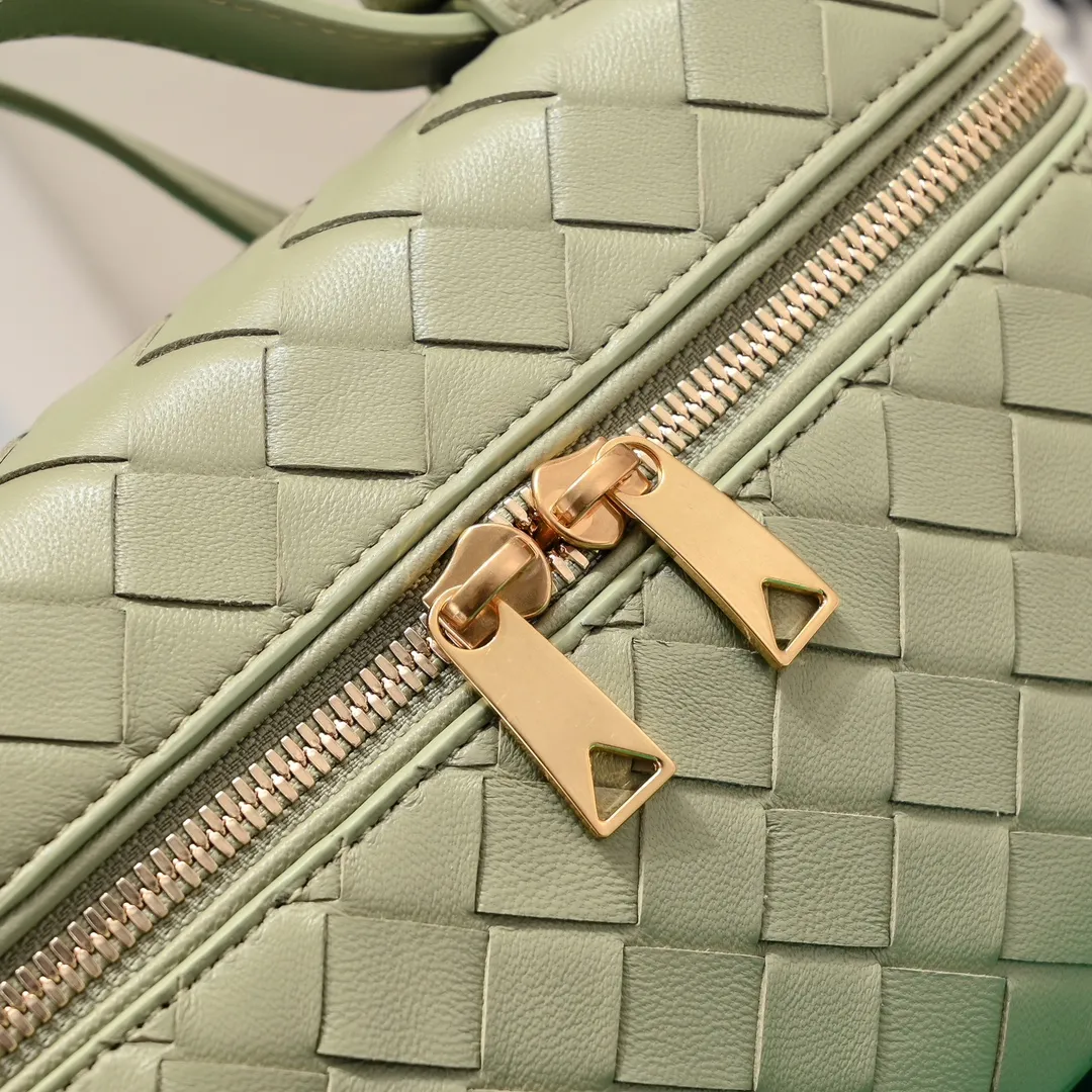 Batch 1360 Bottega Veneta 24 spring and summer woven zipper crossbody bag. A crossbody bag that can be used as a cosmetic bag. The exquisite weaving and compact body are an indispensable accessory for the upcoming summer. The double zipper also better protects the bag. It has a large capacity. If you like it, don’t miss it. Style number: 9109 Size: 22*12.5*5cm